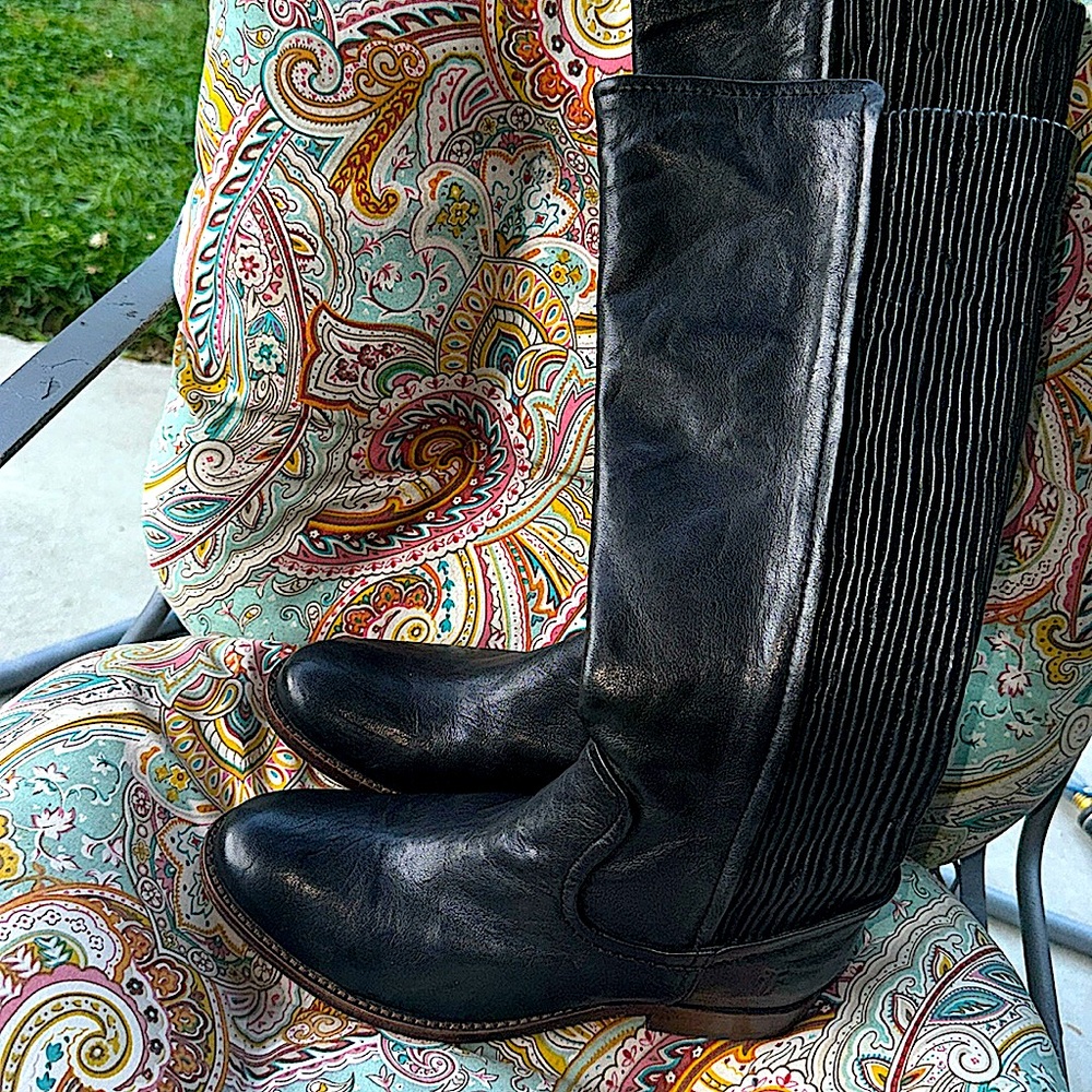 Frye- Melissa Scrunch Boots in black.. New!!!